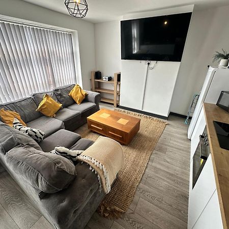 Town Center Willow Apartment - Sleeps Up To 10 - Dogs Welcome - 2 Minutes From Train Station Blackpool Luaran gambar
