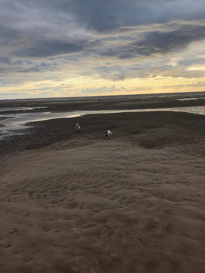 Town Center Willow Apartment - Sleeps Up To 10 - Dogs Welcome - 2 Minutes From Train Station Blackpool Luaran gambar