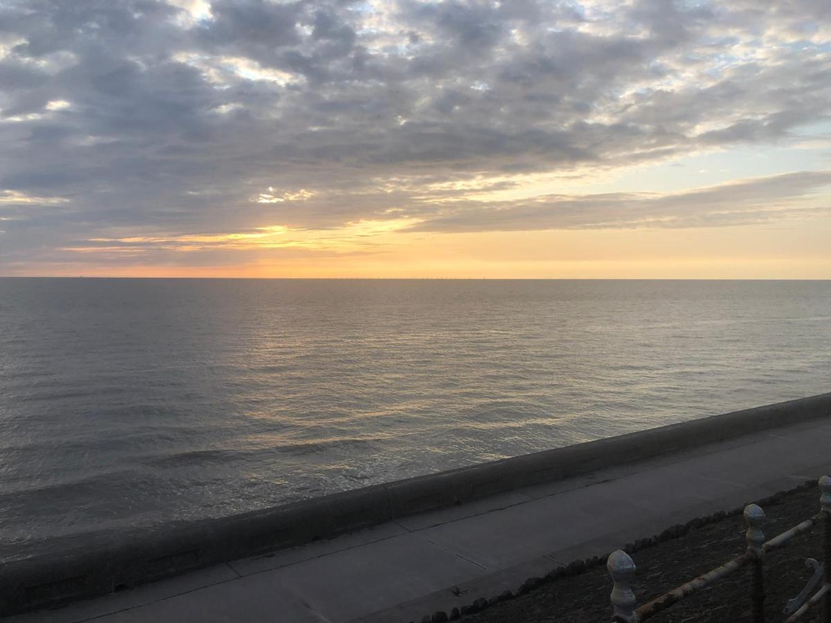 Town Center Willow Apartment - Sleeps Up To 10 - Dogs Welcome - 2 Minutes From Train Station Blackpool Luaran gambar